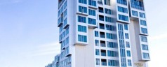 Arthur Holm conçoit et fabrique des écrans pour l’Hotel Tivoli