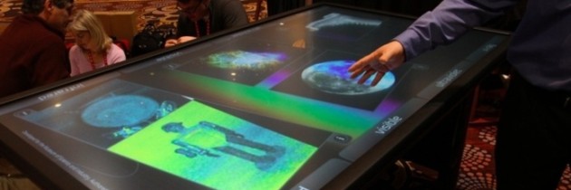 Une impressionnante table tactile de 84 pouces multi-touch chez 3M