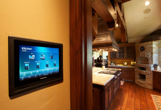 Cette installation de cuisine, par Lifestyle Electronics, montre une GUI personnalisée dans un écran tactile mural. Si vous regardez au plafond, vous verrez également un haut-parleur "architectural".