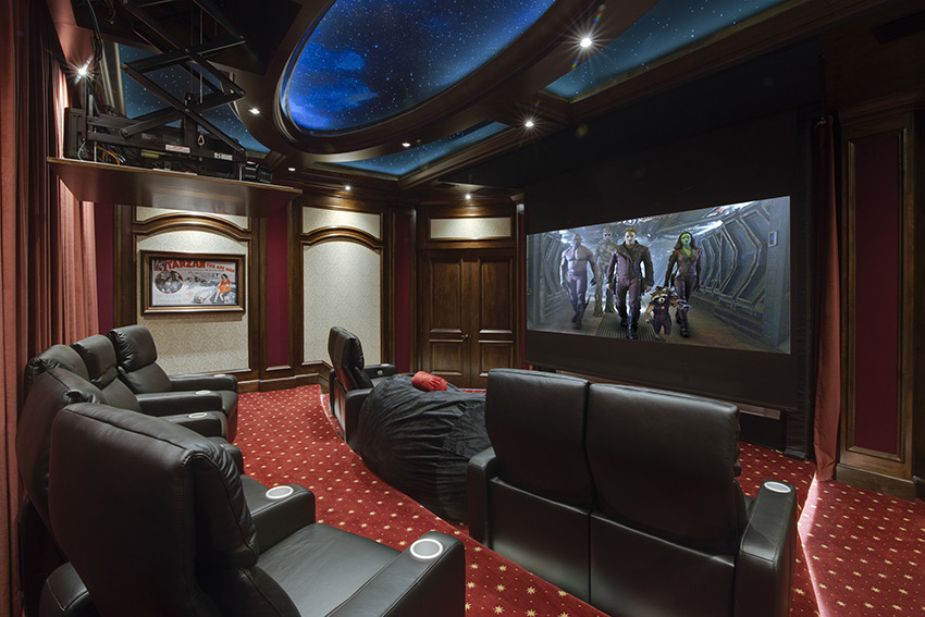 Une salle home cinema doublée d'un simulateur de golf, le tout piloté par Elan