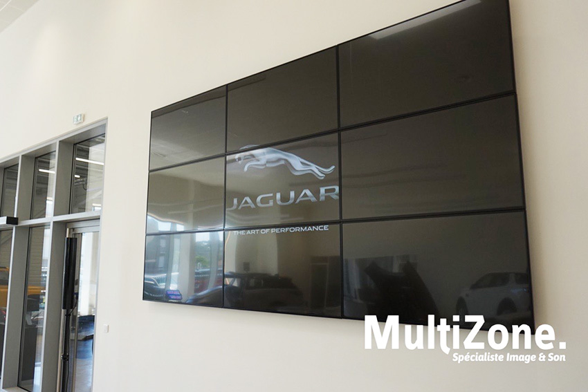 L'installation du mois : un mur d'images 3x3 à la concession Jaguar de Fréjus