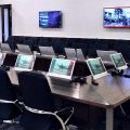 La salle de conférence du Département d'Etat du Sénégal est équipée en écrans rétractables Element One Convers 185