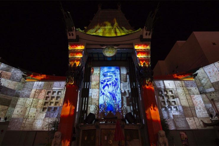 Le célèbre cinéma TCL Chinese Theater à Hollywood décoré numériquement par Christie