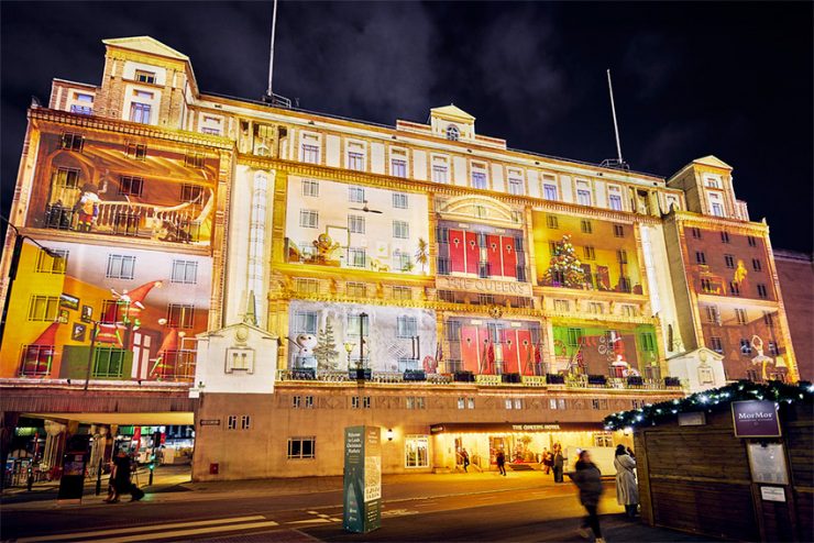 Green Hippo anime dynamiquement la façade majestueuse de l'Hôtel de la Reine à Leeds