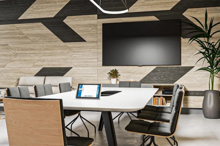 Panorama des écrans tactiles Cue dédiés au contrôle dans les salles de